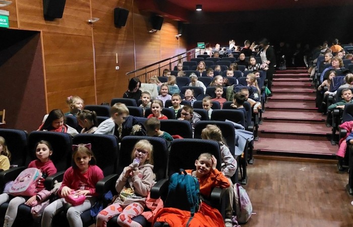 Wraz z uczniami klas I-III zabieramy Was do akademii i to nie byle jakiej bo samego Ambrożego Kleksa. Witajcie w naszej bajce, my po obejrzanym seansie rozgościliśmy się tam na dobre :)