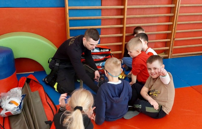 14 marca ponownie gościliśmy w swoich progach strażaków z OSP Marianka oraz JRG nr 3 w Pasłęku, którym towarzyszyły wolontariuszki z Zespółu Szkół w Pasłęku. Po ostatnim szkoleniu przedszkolaków przyszła pora na naszych pierwszoklasistów. Spotkanie było niezwykłą okazją do uwrażliwienia dzieci na to, jak ważne jest wezwanie pomocy, utrwalaliśmy numer alarmowy 112, no i oczywiście mogliśmy poćwiczyć udzielanie pierwszej pomocy, opatrywanie ran i złamań. Nie mniejszym zainteresowaniem wśród naszych uczniów cieszył się sprzęt strażacki :)
Jak widać na zdjęciach dzieci były zachwycone, a przy okazji naprawdę wiele się nauczyły.
