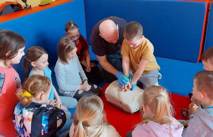 14 marca ponownie gościliśmy w swoich progach strażaków z OSP Marianka oraz JRG nr 3 w Pasłęku, którym towarzyszyły wolontariuszki z Zespółu Szkół w Pasłęku. Po ostatnim szkoleniu przedszkolaków przyszła pora na naszych pierwszoklasistów. Spotkanie było niezwykłą okazją do uwrażliwienia dzieci na to, jak ważne jest wezwanie pomocy, utrwalaliśmy numer alarmowy 112, no i oczywiście mogliśmy poćwiczyć udzielanie pierwszej pomocy, opatrywanie ran i złamań. Nie mniejszym zainteresowaniem wśród naszych uczniów cieszył się sprzęt strażacki :)
Jak widać na zdjęciach dzieci były zachwycone, a przy okazji naprawdę wiele się nauczyły.
