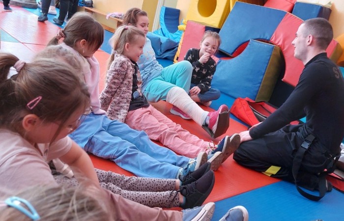 14 marca ponownie gościliśmy w swoich progach strażaków z OSP Marianka oraz JRG nr 3 w Pasłęku, którym towarzyszyły wolontariuszki z Zespółu Szkół w Pasłęku. Po ostatnim szkoleniu przedszkolaków przyszła pora na naszych pierwszoklasistów. Spotkanie było niezwykłą okazją do uwrażliwienia dzieci na to, jak ważne jest wezwanie pomocy, utrwalaliśmy numer alarmowy 112, no i oczywiście mogliśmy poćwiczyć udzielanie pierwszej pomocy, opatrywanie ran i złamań. Nie mniejszym zainteresowaniem wśród naszych uczniów cieszył się sprzęt strażacki :)
Jak widać na zdjęciach dzieci były zachwycone, a przy okazji naprawdę wiele się nauczyły.
