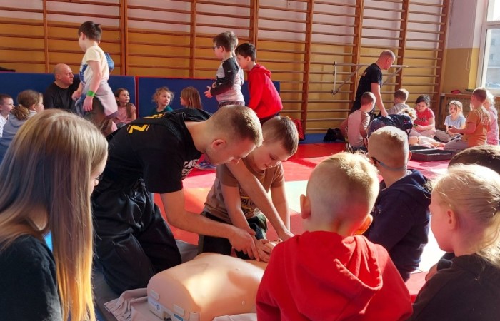 14 marca ponownie gościliśmy w swoich progach strażaków z OSP Marianka oraz JRG nr 3 w Pasłęku, którym towarzyszyły wolontariuszki z Zespółu Szkół w Pasłęku. Po ostatnim szkoleniu przedszkolaków przyszła pora na naszych pierwszoklasistów. Spotkanie było niezwykłą okazją do uwrażliwienia dzieci na to, jak ważne jest wezwanie pomocy, utrwalaliśmy numer alarmowy 112, no i oczywiście mogliśmy poćwiczyć udzielanie pierwszej pomocy, opatrywanie ran i złamań. Nie mniejszym zainteresowaniem wśród naszych uczniów cieszył się sprzęt strażacki :)
Jak widać na zdjęciach dzieci były zachwycone, a przy okazji naprawdę wiele się nauczyły.
