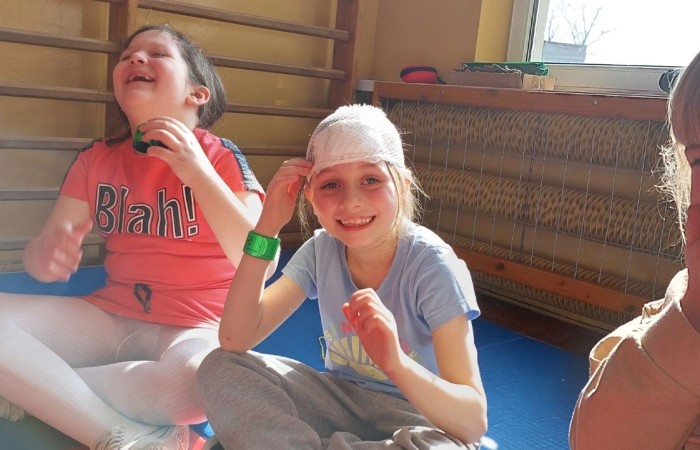 14 marca ponownie gościliśmy w swoich progach strażaków z OSP Marianka oraz JRG nr 3 w Pasłęku, którym towarzyszyły wolontariuszki z Zespółu Szkół w Pasłęku. Po ostatnim szkoleniu przedszkolaków przyszła pora na naszych pierwszoklasistów. Spotkanie było niezwykłą okazją do uwrażliwienia dzieci na to, jak ważne jest wezwanie pomocy, utrwalaliśmy numer alarmowy 112, no i oczywiście mogliśmy poćwiczyć udzielanie pierwszej pomocy, opatrywanie ran i złamań. Nie mniejszym zainteresowaniem wśród naszych uczniów cieszył się sprzęt strażacki :)
Jak widać na zdjęciach dzieci były zachwycone, a przy okazji naprawdę wiele się nauczyły.
