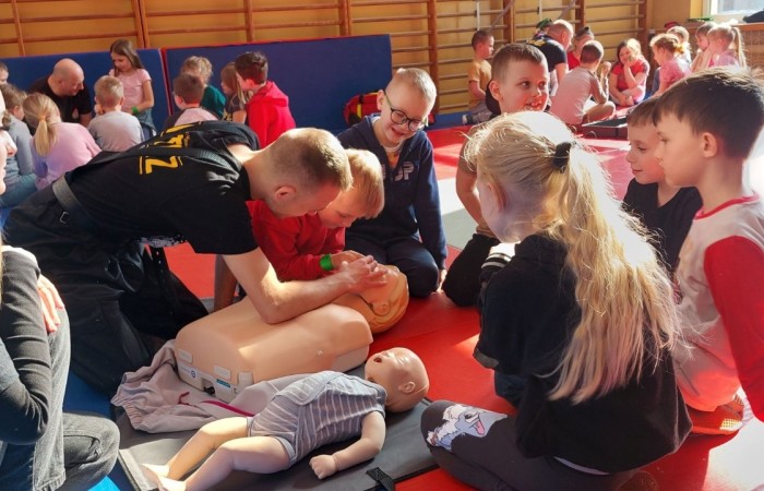 14 marca ponownie gościliśmy w swoich progach strażaków z OSP Marianka oraz JRG nr 3 w Pasłęku, którym towarzyszyły wolontariuszki z Zespółu Szkół w Pasłęku. Po ostatnim szkoleniu przedszkolaków przyszła pora na naszych pierwszoklasistów. Spotkanie było niezwykłą okazją do uwrażliwienia dzieci na to, jak ważne jest wezwanie pomocy, utrwalaliśmy numer alarmowy 112, no i oczywiście mogliśmy poćwiczyć udzielanie pierwszej pomocy, opatrywanie ran i złamań. Nie mniejszym zainteresowaniem wśród naszych uczniów cieszył się sprzęt strażacki :)
Jak widać na zdjęciach dzieci były zachwycone, a przy okazji naprawdę wiele się nauczyły.
