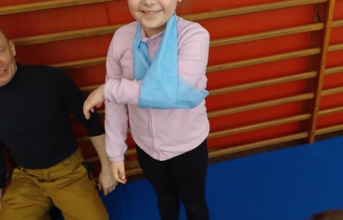 14 marca ponownie gościliśmy w swoich progach strażaków z OSP Marianka oraz JRG nr 3 w Pasłęku, którym towarzyszyły wolontariuszki z Zespółu Szkół w Pasłęku. Po ostatnim szkoleniu przedszkolaków przyszła pora na naszych pierwszoklasistów. Spotkanie było niezwykłą okazją do uwrażliwienia dzieci na to, jak ważne jest wezwanie pomocy, utrwalaliśmy numer alarmowy 112, no i oczywiście mogliśmy poćwiczyć udzielanie pierwszej pomocy, opatrywanie ran i złamań. Nie mniejszym zainteresowaniem wśród naszych uczniów cieszył się sprzęt strażacki :)
Jak widać na zdjęciach dzieci były zachwycone, a przy okazji naprawdę wiele się nauczyły.
