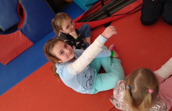 14 marca ponownie gościliśmy w swoich progach strażaków z OSP Marianka oraz JRG nr 3 w Pasłęku, którym towarzyszyły wolontariuszki z Zespółu Szkół w Pasłęku. Po ostatnim szkoleniu przedszkolaków przyszła pora na naszych pierwszoklasistów. Spotkanie było niezwykłą okazją do uwrażliwienia dzieci na to, jak ważne jest wezwanie pomocy, utrwalaliśmy numer alarmowy 112, no i oczywiście mogliśmy poćwiczyć udzielanie pierwszej pomocy, opatrywanie ran i złamań. Nie mniejszym zainteresowaniem wśród naszych uczniów cieszył się sprzęt strażacki :)
Jak widać na zdjęciach dzieci były zachwycone, a przy okazji naprawdę wiele się nauczyły.
