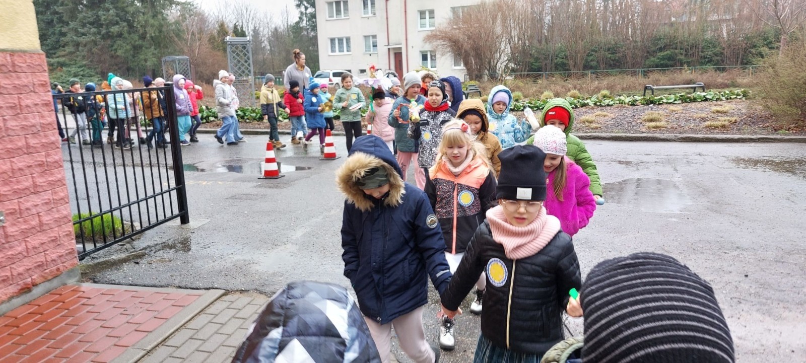 W czwartek 21 marca nasza szkoła mieniła się kolorami. Niemalże wszędzie można było dostrzec barwne motyle i kwiaty, a to wszystko za sprawą długo wyczekiwanego gościa: Pani Wiosny. Uczniowie klas I-III zgodnie z tradycją ruszyli kolorowym korowodem. Tym razem ze względu na niesprzyjającą aurę, nasz spacer z Marzanną na czele był nieco krótszy niż zazwyczaj, ale wyposażeni w domowej roboty grzechotki oraz różnego rodzaju instrumenty skandowaliśmy głośno i śpiewaliśmy wiosenne piosenki. Mamy nadzieję, że nasze czary pomogły i wiosna rozgości się u nas na dobre. 
