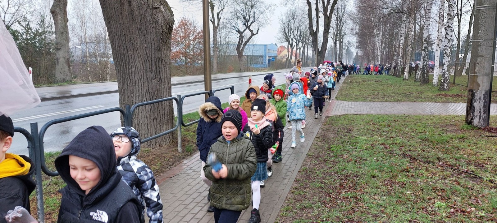 W czwartek 21 marca nasza szkoła mieniła się kolorami. Niemalże wszędzie można było dostrzec barwne motyle i kwiaty, a to wszystko za sprawą długo wyczekiwanego gościa: Pani Wiosny. Uczniowie klas I-III zgodnie z tradycją ruszyli kolorowym korowodem. Tym razem ze względu na niesprzyjającą aurę, nasz spacer z Marzanną na czele był nieco krótszy niż zazwyczaj, ale wyposażeni w domowej roboty grzechotki oraz różnego rodzaju instrumenty skandowaliśmy głośno i śpiewaliśmy wiosenne piosenki. Mamy nadzieję, że nasze czary pomogły i wiosna rozgości się u nas na dobre. 
