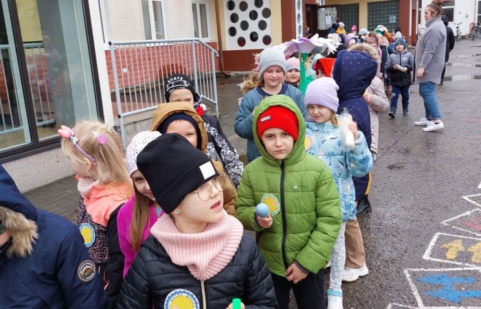 W czwartek 21 marca nasza szkoła mieniła się kolorami. Niemalże wszędzie można było dostrzec barwne motyle i kwiaty, a to wszystko za sprawą długo wyczekiwanego gościa: Pani Wiosny. Uczniowie klas I-III zgodnie z tradycją ruszyli kolorowym korowodem. Tym razem ze względu na niesprzyjającą aurę, nasz spacer z Marzanną na czele był nieco krótszy niż zazwyczaj, ale wyposażeni w domowej roboty grzechotki oraz różnego rodzaju instrumenty skandowaliśmy głośno i śpiewaliśmy wiosenne piosenki. Mamy nadzieję, że nasze czary pomogły i wiosna rozgości się u nas na dobre. 
