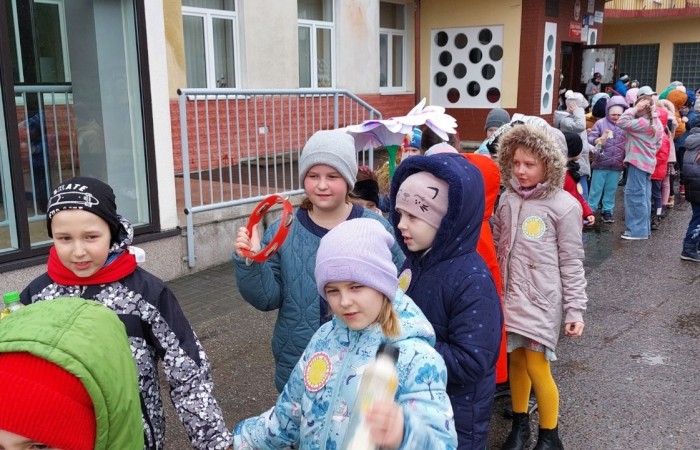 W czwartek 21 marca nasza szkoła mieniła się kolorami. Niemalże wszędzie można było dostrzec barwne motyle i kwiaty, a to wszystko za sprawą długo wyczekiwanego gościa: Pani Wiosny. Uczniowie klas I-III zgodnie z tradycją ruszyli kolorowym korowodem. Tym razem ze względu na niesprzyjającą aurę, nasz spacer z Marzanną na czele był nieco krótszy niż zazwyczaj, ale wyposażeni w domowej roboty grzechotki oraz różnego rodzaju instrumenty skandowaliśmy głośno i śpiewaliśmy wiosenne piosenki. Mamy nadzieję, że nasze czary pomogły i wiosna rozgości się u nas na dobre. 

