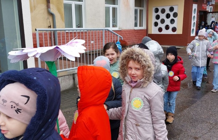 W czwartek 21 marca nasza szkoła mieniła się kolorami. Niemalże wszędzie można było dostrzec barwne motyle i kwiaty, a to wszystko za sprawą długo wyczekiwanego gościa: Pani Wiosny. Uczniowie klas I-III zgodnie z tradycją ruszyli kolorowym korowodem. Tym razem ze względu na niesprzyjającą aurę, nasz spacer z Marzanną na czele był nieco krótszy niż zazwyczaj, ale wyposażeni w domowej roboty grzechotki oraz różnego rodzaju instrumenty skandowaliśmy głośno i śpiewaliśmy wiosenne piosenki. Mamy nadzieję, że nasze czary pomogły i wiosna rozgości się u nas na dobre. 
