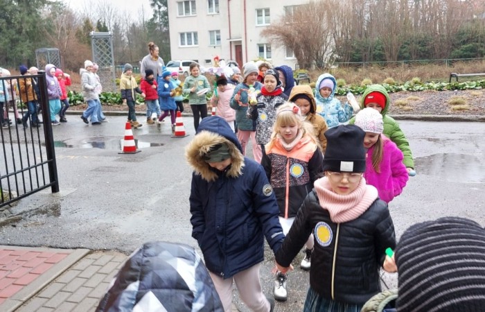 W czwartek 21 marca nasza szkoła mieniła się kolorami. Niemalże wszędzie można było dostrzec barwne motyle i kwiaty, a to wszystko za sprawą długo wyczekiwanego gościa: Pani Wiosny. Uczniowie klas I-III zgodnie z tradycją ruszyli kolorowym korowodem. Tym razem ze względu na niesprzyjającą aurę, nasz spacer z Marzanną na czele był nieco krótszy niż zazwyczaj, ale wyposażeni w domowej roboty grzechotki oraz różnego rodzaju instrumenty skandowaliśmy głośno i śpiewaliśmy wiosenne piosenki. Mamy nadzieję, że nasze czary pomogły i wiosna rozgości się u nas na dobre. 
