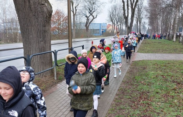 W czwartek 21 marca nasza szkoła mieniła się kolorami. Niemalże wszędzie można było dostrzec barwne motyle i kwiaty, a to wszystko za sprawą długo wyczekiwanego gościa: Pani Wiosny. Uczniowie klas I-III zgodnie z tradycją ruszyli kolorowym korowodem. Tym razem ze względu na niesprzyjającą aurę, nasz spacer z Marzanną na czele był nieco krótszy niż zazwyczaj, ale wyposażeni w domowej roboty grzechotki oraz różnego rodzaju instrumenty skandowaliśmy głośno i śpiewaliśmy wiosenne piosenki. Mamy nadzieję, że nasze czary pomogły i wiosna rozgości się u nas na dobre. 
