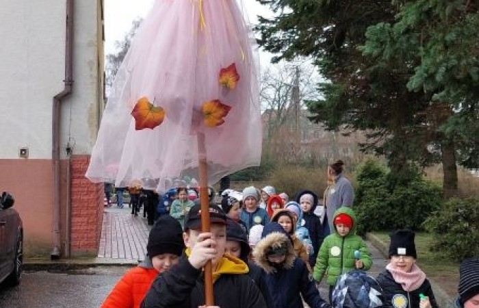 W czwartek 21 marca nasza szkoła mieniła się kolorami. Niemalże wszędzie można było dostrzec barwne motyle i kwiaty, a to wszystko za sprawą długo wyczekiwanego gościa: Pani Wiosny. Uczniowie klas I-III zgodnie z tradycją ruszyli kolorowym korowodem. Tym razem ze względu na niesprzyjającą aurę, nasz spacer z Marzanną na czele był nieco krótszy niż zazwyczaj, ale wyposażeni w domowej roboty grzechotki oraz różnego rodzaju instrumenty skandowaliśmy głośno i śpiewaliśmy wiosenne piosenki. Mamy nadzieję, że nasze czary pomogły i wiosna rozgości się u nas na dobre. 
