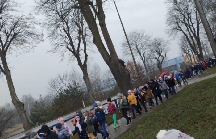 W czwartek 21 marca nasza szkoła mieniła się kolorami. Niemalże wszędzie można było dostrzec barwne motyle i kwiaty, a to wszystko za sprawą długo wyczekiwanego gościa: Pani Wiosny. Uczniowie klas I-III zgodnie z tradycją ruszyli kolorowym korowodem. Tym razem ze względu na niesprzyjającą aurę, nasz spacer z Marzanną na czele był nieco krótszy niż zazwyczaj, ale wyposażeni w domowej roboty grzechotki oraz różnego rodzaju instrumenty skandowaliśmy głośno i śpiewaliśmy wiosenne piosenki. Mamy nadzieję, że nasze czary pomogły i wiosna rozgości się u nas na dobre. 
