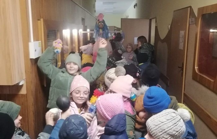 W czwartek 21 marca nasza szkoła mieniła się kolorami. Niemalże wszędzie można było dostrzec barwne motyle i kwiaty, a to wszystko za sprawą długo wyczekiwanego gościa: Pani Wiosny. Uczniowie klas I-III zgodnie z tradycją ruszyli kolorowym korowodem. Tym razem ze względu na niesprzyjającą aurę, nasz spacer z Marzanną na czele był nieco krótszy niż zazwyczaj, ale wyposażeni w domowej roboty grzechotki oraz różnego rodzaju instrumenty skandowaliśmy głośno i śpiewaliśmy wiosenne piosenki. Mamy nadzieję, że nasze czary pomogły i wiosna rozgości się u nas na dobre. 
