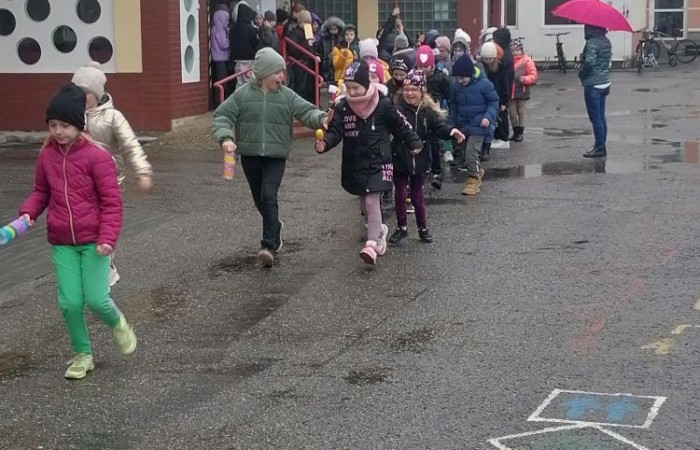 W czwartek 21 marca nasza szkoła mieniła się kolorami. Niemalże wszędzie można było dostrzec barwne motyle i kwiaty, a to wszystko za sprawą długo wyczekiwanego gościa: Pani Wiosny. Uczniowie klas I-III zgodnie z tradycją ruszyli kolorowym korowodem. Tym razem ze względu na niesprzyjającą aurę, nasz spacer z Marzanną na czele był nieco krótszy niż zazwyczaj, ale wyposażeni w domowej roboty grzechotki oraz różnego rodzaju instrumenty skandowaliśmy głośno i śpiewaliśmy wiosenne piosenki. Mamy nadzieję, że nasze czary pomogły i wiosna rozgości się u nas na dobre. 
