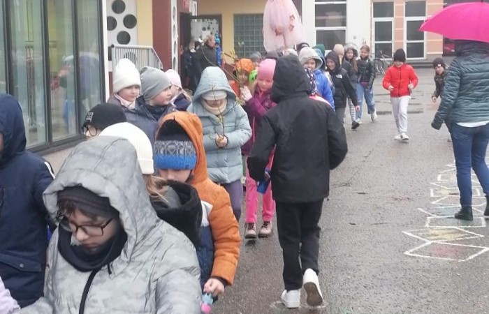 W czwartek 21 marca nasza szkoła mieniła się kolorami. Niemalże wszędzie można było dostrzec barwne motyle i kwiaty, a to wszystko za sprawą długo wyczekiwanego gościa: Pani Wiosny. Uczniowie klas I-III zgodnie z tradycją ruszyli kolorowym korowodem. Tym razem ze względu na niesprzyjającą aurę, nasz spacer z Marzanną na czele był nieco krótszy niż zazwyczaj, ale wyposażeni w domowej roboty grzechotki oraz różnego rodzaju instrumenty skandowaliśmy głośno i śpiewaliśmy wiosenne piosenki. Mamy nadzieję, że nasze czary pomogły i wiosna rozgości się u nas na dobre. 
