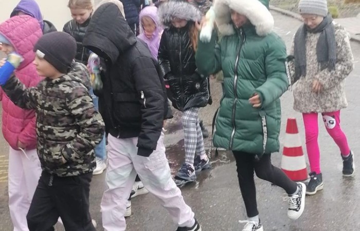 W czwartek 21 marca nasza szkoła mieniła się kolorami. Niemalże wszędzie można było dostrzec barwne motyle i kwiaty, a to wszystko za sprawą długo wyczekiwanego gościa: Pani Wiosny. Uczniowie klas I-III zgodnie z tradycją ruszyli kolorowym korowodem. Tym razem ze względu na niesprzyjającą aurę, nasz spacer z Marzanną na czele był nieco krótszy niż zazwyczaj, ale wyposażeni w domowej roboty grzechotki oraz różnego rodzaju instrumenty skandowaliśmy głośno i śpiewaliśmy wiosenne piosenki. Mamy nadzieję, że nasze czary pomogły i wiosna rozgości się u nas na dobre. 
