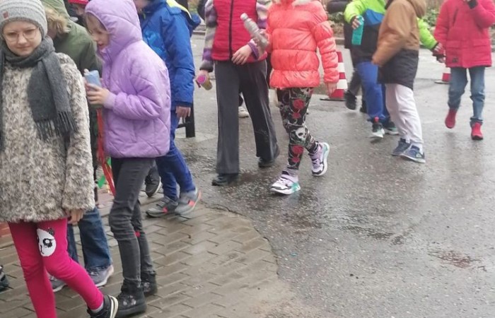 W czwartek 21 marca nasza szkoła mieniła się kolorami. Niemalże wszędzie można było dostrzec barwne motyle i kwiaty, a to wszystko za sprawą długo wyczekiwanego gościa: Pani Wiosny. Uczniowie klas I-III zgodnie z tradycją ruszyli kolorowym korowodem. Tym razem ze względu na niesprzyjającą aurę, nasz spacer z Marzanną na czele był nieco krótszy niż zazwyczaj, ale wyposażeni w domowej roboty grzechotki oraz różnego rodzaju instrumenty skandowaliśmy głośno i śpiewaliśmy wiosenne piosenki. Mamy nadzieję, że nasze czary pomogły i wiosna rozgości się u nas na dobre. 
