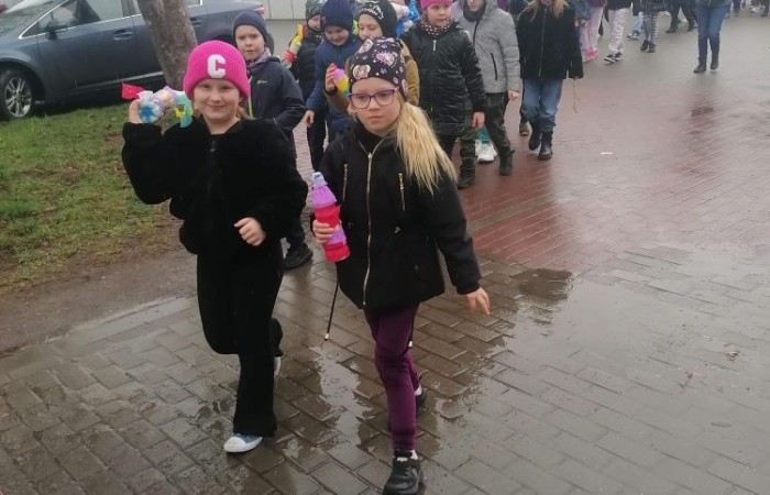 W czwartek 21 marca nasza szkoła mieniła się kolorami. Niemalże wszędzie można było dostrzec barwne motyle i kwiaty, a to wszystko za sprawą długo wyczekiwanego gościa: Pani Wiosny. Uczniowie klas I-III zgodnie z tradycją ruszyli kolorowym korowodem. Tym razem ze względu na niesprzyjającą aurę, nasz spacer z Marzanną na czele był nieco krótszy niż zazwyczaj, ale wyposażeni w domowej roboty grzechotki oraz różnego rodzaju instrumenty skandowaliśmy głośno i śpiewaliśmy wiosenne piosenki. Mamy nadzieję, że nasze czary pomogły i wiosna rozgości się u nas na dobre. 

