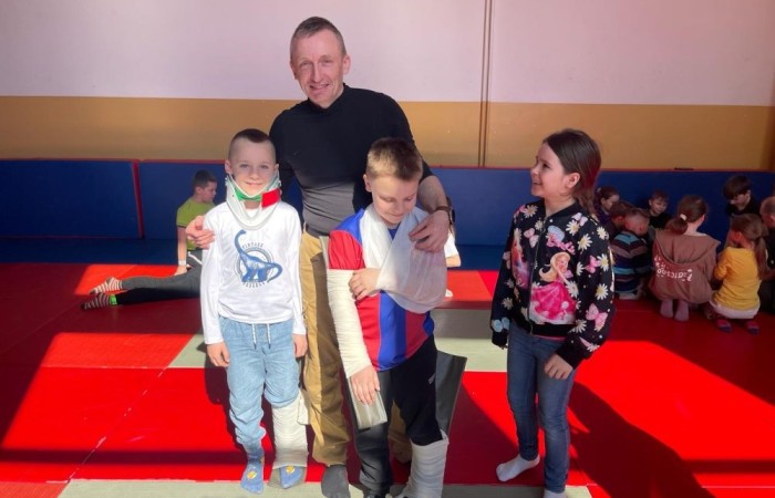 Wczoraj ponownie odwiedzili nas strażacy z OSP Marianka oraz JRG nr 3 w Pasłęku, którym towarzyszyły wolontariuszki z Zespołu Szkół w Pasłęku. Tym razem w spotkaniu uczestniczyli uczniowie klas drugich. Podczas szkolenia dzieci utrwaliły numer alarmowy 112, a także zapoznały się z całą procedurą zgłaszania wypadku i wzywania fachowej pomocy. Uczniowie dowiedzieli się co nieco na temat pracy strażaków, a także tego w jaki sposób opatruje się rany, złamania, udziela pierwszej pomocy, a co najważniejsze mieli okazję do przećwiczenia wszystkiego „na własnej skórze”. Jak widać po zdjęciach i tym razem dzieci były zachwycone. 
To była niezwykle istotna lekcja pomagająca poprzez zabawę i doświadczenia zdobywać nowe bardzo ważne informacje i umiejętności. 