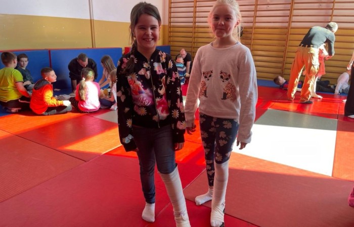 Wczoraj ponownie odwiedzili nas strażacy z OSP Marianka oraz JRG nr 3 w Pasłęku, którym towarzyszyły wolontariuszki z Zespołu Szkół w Pasłęku. Tym razem w spotkaniu uczestniczyli uczniowie klas drugich. Podczas szkolenia dzieci utrwaliły numer alarmowy 112, a także zapoznały się z całą procedurą zgłaszania wypadku i wzywania fachowej pomocy. Uczniowie dowiedzieli się co nieco na temat pracy strażaków, a także tego w jaki sposób opatruje się rany, złamania, udziela pierwszej pomocy, a co najważniejsze mieli okazję do przećwiczenia wszystkiego „na własnej skórze”. Jak widać po zdjęciach i tym razem dzieci były zachwycone. 
To była niezwykle istotna lekcja pomagająca poprzez zabawę i doświadczenia zdobywać nowe bardzo ważne informacje i umiejętności. 