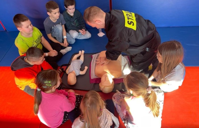 Wczoraj ponownie odwiedzili nas strażacy z OSP Marianka oraz JRG nr 3 w Pasłęku, którym towarzyszyły wolontariuszki z Zespołu Szkół w Pasłęku. Tym razem w spotkaniu uczestniczyli uczniowie klas drugich. Podczas szkolenia dzieci utrwaliły numer alarmowy 112, a także zapoznały się z całą procedurą zgłaszania wypadku i wzywania fachowej pomocy. Uczniowie dowiedzieli się co nieco na temat pracy strażaków, a także tego w jaki sposób opatruje się rany, złamania, udziela pierwszej pomocy, a co najważniejsze mieli okazję do przećwiczenia wszystkiego „na własnej skórze”. Jak widać po zdjęciach i tym razem dzieci były zachwycone. 
To była niezwykle istotna lekcja pomagająca poprzez zabawę i doświadczenia zdobywać nowe bardzo ważne informacje i umiejętności. 