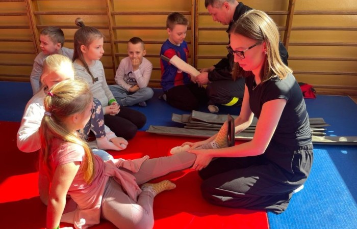 Wczoraj ponownie odwiedzili nas strażacy z OSP Marianka oraz JRG nr 3 w Pasłęku, którym towarzyszyły wolontariuszki z Zespołu Szkół w Pasłęku. Tym razem w spotkaniu uczestniczyli uczniowie klas drugich. Podczas szkolenia dzieci utrwaliły numer alarmowy 112, a także zapoznały się z całą procedurą zgłaszania wypadku i wzywania fachowej pomocy. Uczniowie dowiedzieli się co nieco na temat pracy strażaków, a także tego w jaki sposób opatruje się rany, złamania, udziela pierwszej pomocy, a co najważniejsze mieli okazję do przećwiczenia wszystkiego „na własnej skórze”. Jak widać po zdjęciach i tym razem dzieci były zachwycone. 
To była niezwykle istotna lekcja pomagająca poprzez zabawę i doświadczenia zdobywać nowe bardzo ważne informacje i umiejętności. 