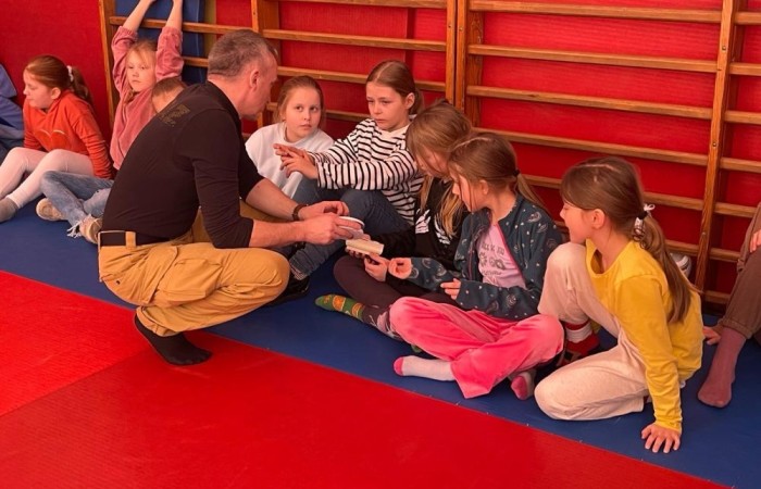 Wczoraj ponownie odwiedzili nas strażacy z OSP Marianka oraz JRG nr 3 w Pasłęku, którym towarzyszyły wolontariuszki z Zespołu Szkół w Pasłęku. Tym razem w spotkaniu uczestniczyli uczniowie klas drugich. Podczas szkolenia dzieci utrwaliły numer alarmowy 112, a także zapoznały się z całą procedurą zgłaszania wypadku i wzywania fachowej pomocy. Uczniowie dowiedzieli się co nieco na temat pracy strażaków, a także tego w jaki sposób opatruje się rany, złamania, udziela pierwszej pomocy, a co najważniejsze mieli okazję do przećwiczenia wszystkiego „na własnej skórze”. Jak widać po zdjęciach i tym razem dzieci były zachwycone. 
To była niezwykle istotna lekcja pomagająca poprzez zabawę i doświadczenia zdobywać nowe bardzo ważne informacje i umiejętności. 