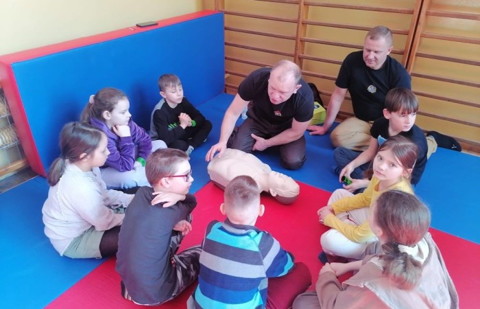 Wczoraj ponownie odwiedzili nas strażacy z OSP Marianka oraz JRG nr 3 w Pasłęku, którym towarzyszyły wolontariuszki z Zespołu Szkół w Pasłęku. Tym razem w spotkaniu uczestniczyli uczniowie klas drugich. Podczas szkolenia dzieci utrwaliły numer alarmowy 112, a także zapoznały się z całą procedurą zgłaszania wypadku i wzywania fachowej pomocy. Uczniowie dowiedzieli się co nieco na temat pracy strażaków, a także tego w jaki sposób opatruje się rany, złamania, udziela pierwszej pomocy, a co najważniejsze mieli okazję do przećwiczenia wszystkiego „na własnej skórze”. Jak widać po zdjęciach i tym razem dzieci były zachwycone. 
To była niezwykle istotna lekcja pomagająca poprzez zabawę i doświadczenia zdobywać nowe bardzo ważne informacje i umiejętności. 