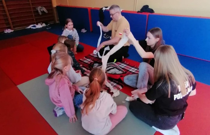 Wczoraj ponownie odwiedzili nas strażacy z OSP Marianka oraz JRG nr 3 w Pasłęku, którym towarzyszyły wolontariuszki z Zespołu Szkół w Pasłęku. Tym razem w spotkaniu uczestniczyli uczniowie klas drugich. Podczas szkolenia dzieci utrwaliły numer alarmowy 112, a także zapoznały się z całą procedurą zgłaszania wypadku i wzywania fachowej pomocy. Uczniowie dowiedzieli się co nieco na temat pracy strażaków, a także tego w jaki sposób opatruje się rany, złamania, udziela pierwszej pomocy, a co najważniejsze mieli okazję do przećwiczenia wszystkiego „na własnej skórze”. Jak widać po zdjęciach i tym razem dzieci były zachwycone. 
To była niezwykle istotna lekcja pomagająca poprzez zabawę i doświadczenia zdobywać nowe bardzo ważne informacje i umiejętności. 