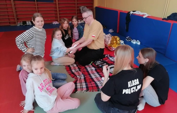 Wczoraj ponownie odwiedzili nas strażacy z OSP Marianka oraz JRG nr 3 w Pasłęku, którym towarzyszyły wolontariuszki z Zespołu Szkół w Pasłęku. Tym razem w spotkaniu uczestniczyli uczniowie klas drugich. Podczas szkolenia dzieci utrwaliły numer alarmowy 112, a także zapoznały się z całą procedurą zgłaszania wypadku i wzywania fachowej pomocy. Uczniowie dowiedzieli się co nieco na temat pracy strażaków, a także tego w jaki sposób opatruje się rany, złamania, udziela pierwszej pomocy, a co najważniejsze mieli okazję do przećwiczenia wszystkiego „na własnej skórze”. Jak widać po zdjęciach i tym razem dzieci były zachwycone. 
To była niezwykle istotna lekcja pomagająca poprzez zabawę i doświadczenia zdobywać nowe bardzo ważne informacje i umiejętności. 