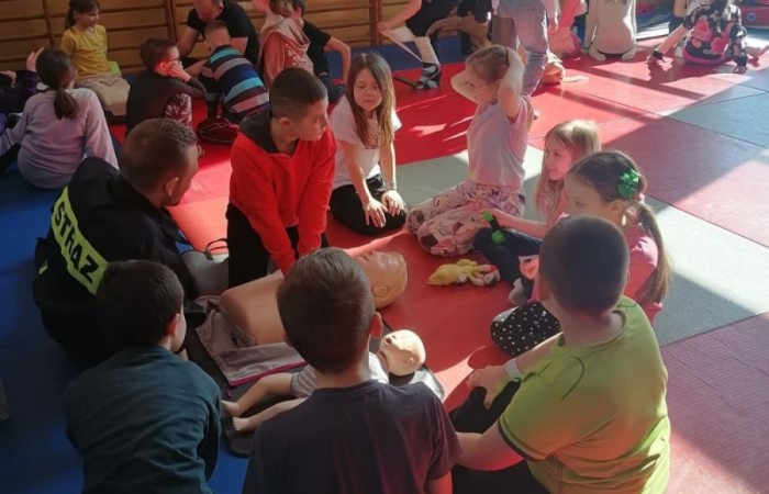 Wczoraj ponownie odwiedzili nas strażacy z OSP Marianka oraz JRG nr 3 w Pasłęku, którym towarzyszyły wolontariuszki z Zespołu Szkół w Pasłęku. Tym razem w spotkaniu uczestniczyli uczniowie klas drugich. Podczas szkolenia dzieci utrwaliły numer alarmowy 112, a także zapoznały się z całą procedurą zgłaszania wypadku i wzywania fachowej pomocy. Uczniowie dowiedzieli się co nieco na temat pracy strażaków, a także tego w jaki sposób opatruje się rany, złamania, udziela pierwszej pomocy, a co najważniejsze mieli okazję do przećwiczenia wszystkiego „na własnej skórze”. Jak widać po zdjęciach i tym razem dzieci były zachwycone. 
To była niezwykle istotna lekcja pomagająca poprzez zabawę i doświadczenia zdobywać nowe bardzo ważne informacje i umiejętności. 