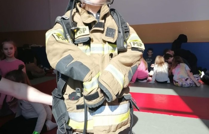 Wczoraj ponownie odwiedzili nas strażacy z OSP Marianka oraz JRG nr 3 w Pasłęku, którym towarzyszyły wolontariuszki z Zespołu Szkół w Pasłęku. Tym razem w spotkaniu uczestniczyli uczniowie klas drugich. Podczas szkolenia dzieci utrwaliły numer alarmowy 112, a także zapoznały się z całą procedurą zgłaszania wypadku i wzywania fachowej pomocy. Uczniowie dowiedzieli się co nieco na temat pracy strażaków, a także tego w jaki sposób opatruje się rany, złamania, udziela pierwszej pomocy, a co najważniejsze mieli okazję do przećwiczenia wszystkiego „na własnej skórze”. Jak widać po zdjęciach i tym razem dzieci były zachwycone. 
To była niezwykle istotna lekcja pomagająca poprzez zabawę i doświadczenia zdobywać nowe bardzo ważne informacje i umiejętności. 