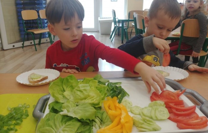 Podczas tego tygodnia rozmawiamy w przedszkolu o zdrowym odżywianiu. Z tej okazji dzieci z grupy Biedroneczki samodzielnie przygotowały sobie smaczne kanapeczki z mnóstwem witamin ukrytych w warzywach