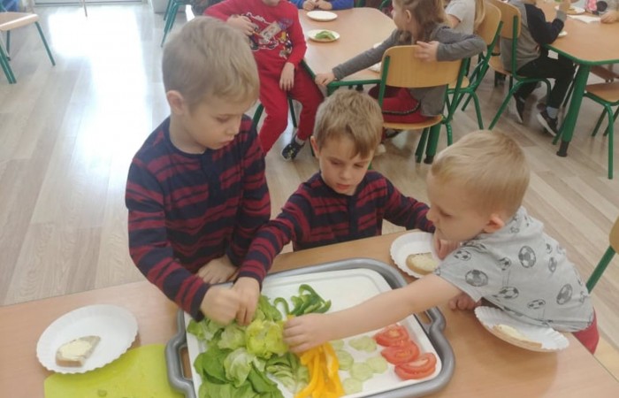 Podczas tego tygodnia rozmawiamy w przedszkolu o zdrowym odżywianiu. Z tej okazji dzieci z grupy Biedroneczki samodzielnie przygotowały sobie smaczne kanapeczki z mnóstwem witamin ukrytych w warzywach