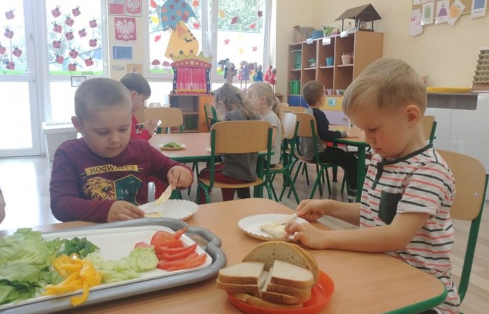 Podczas tego tygodnia rozmawiamy w przedszkolu o zdrowym odżywianiu. Z tej okazji dzieci z grupy Biedroneczki samodzielnie przygotowały sobie smaczne kanapeczki z mnóstwem witamin ukrytych w warzywach