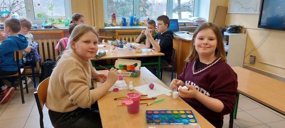 Za oknem już widać piękne słońce zwiastujące wiosnę, którą nasi uczniowie postanowili zaprosić do środka zakładając klasowe ogródki. Wysiana przez nas rzeżucha, miała uświetnić również Święta Wielkanocne. Przygotowując się do nich ciężko pracowaliśmy, tworząc piękne palmy, dekoracje, malując jajka, a nawet wykorzystując je do zabaw badawczych. Jak się spisaliśmy? Możecie zobaczyć na zdjęciach. 