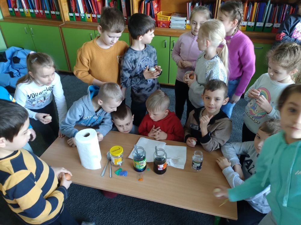 Za oknem już widać piękne słońce zwiastujące wiosnę, którą nasi uczniowie postanowili zaprosić do środka zakładając klasowe ogródki. Wysiana przez nas rzeżucha, miała uświetnić również Święta Wielkanocne. Przygotowując się do nich ciężko pracowaliśmy, tworząc piękne palmy, dekoracje, malując jajka, a nawet wykorzystując je do zabaw badawczych. Jak się spisaliśmy? Możecie zobaczyć na zdjęciach. 