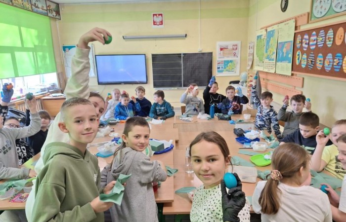 Za oknem już widać piękne słońce zwiastujące wiosnę, którą nasi uczniowie postanowili zaprosić do środka zakładając klasowe ogródki. Wysiana przez nas rzeżucha, miała uświetnić również Święta Wielkanocne. Przygotowując się do nich ciężko pracowaliśmy, tworząc piękne palmy, dekoracje, malując jajka, a nawet wykorzystując je do zabaw badawczych. Jak się spisaliśmy? Możecie zobaczyć na zdjęciach. 