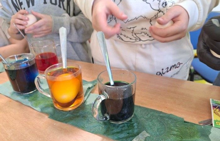 Za oknem już widać piękne słońce zwiastujące wiosnę, którą nasi uczniowie postanowili zaprosić do środka zakładając klasowe ogródki. Wysiana przez nas rzeżucha, miała uświetnić również Święta Wielkanocne. Przygotowując się do nich ciężko pracowaliśmy, tworząc piękne palmy, dekoracje, malując jajka, a nawet wykorzystując je do zabaw badawczych. Jak się spisaliśmy? Możecie zobaczyć na zdjęciach. 