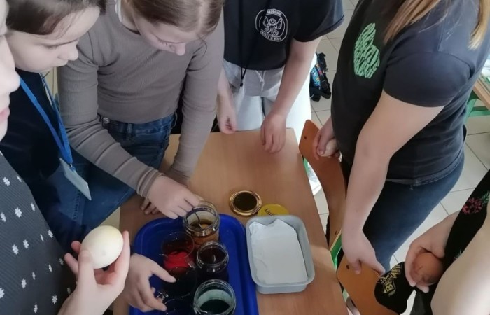 Za oknem już widać piękne słońce zwiastujące wiosnę, którą nasi uczniowie postanowili zaprosić do środka zakładając klasowe ogródki. Wysiana przez nas rzeżucha, miała uświetnić również Święta Wielkanocne. Przygotowując się do nich ciężko pracowaliśmy, tworząc piękne palmy, dekoracje, malując jajka, a nawet wykorzystując je do zabaw badawczych. Jak się spisaliśmy? Możecie zobaczyć na zdjęciach. 