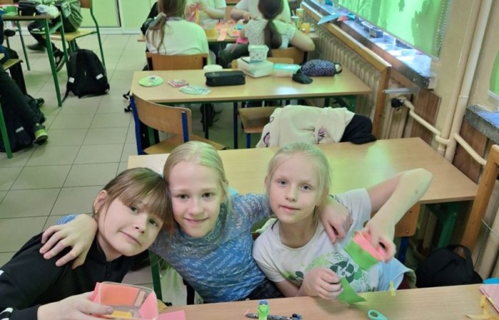 Za oknem już widać piękne słońce zwiastujące wiosnę, którą nasi uczniowie postanowili zaprosić do środka zakładając klasowe ogródki. Wysiana przez nas rzeżucha, miała uświetnić również Święta Wielkanocne. Przygotowując się do nich ciężko pracowaliśmy, tworząc piękne palmy, dekoracje, malując jajka, a nawet wykorzystując je do zabaw badawczych. Jak się spisaliśmy? Możecie zobaczyć na zdjęciach. 