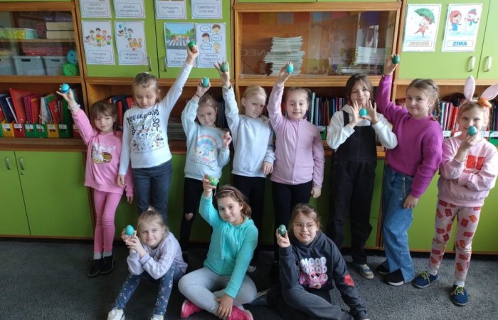Za oknem już widać piękne słońce zwiastujące wiosnę, którą nasi uczniowie postanowili zaprosić do środka zakładając klasowe ogródki. Wysiana przez nas rzeżucha, miała uświetnić również Święta Wielkanocne. Przygotowując się do nich ciężko pracowaliśmy, tworząc piękne palmy, dekoracje, malując jajka, a nawet wykorzystując je do zabaw badawczych. Jak się spisaliśmy? Możecie zobaczyć na zdjęciach. 