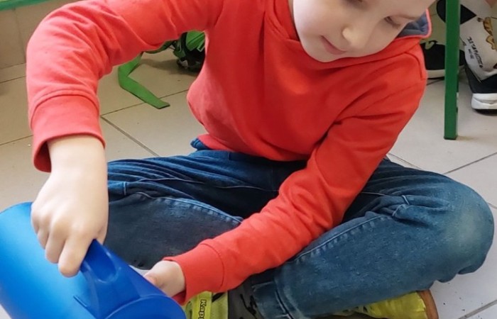 Za oknem już widać piękne słońce zwiastujące wiosnę, którą nasi uczniowie postanowili zaprosić do środka zakładając klasowe ogródki. Wysiana przez nas rzeżucha, miała uświetnić również Święta Wielkanocne. Przygotowując się do nich ciężko pracowaliśmy, tworząc piękne palmy, dekoracje, malując jajka, a nawet wykorzystując je do zabaw badawczych. Jak się spisaliśmy? Możecie zobaczyć na zdjęciach. 