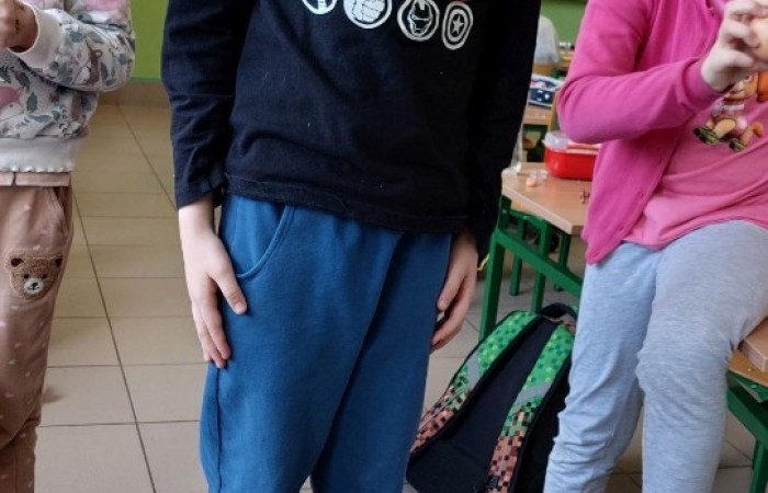 Za oknem już widać piękne słońce zwiastujące wiosnę, którą nasi uczniowie postanowili zaprosić do środka zakładając klasowe ogródki. Wysiana przez nas rzeżucha, miała uświetnić również Święta Wielkanocne. Przygotowując się do nich ciężko pracowaliśmy, tworząc piękne palmy, dekoracje, malując jajka, a nawet wykorzystując je do zabaw badawczych. Jak się spisaliśmy? Możecie zobaczyć na zdjęciach. 