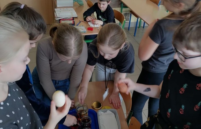 Za oknem już widać piękne słońce zwiastujące wiosnę, którą nasi uczniowie postanowili zaprosić do środka zakładając klasowe ogródki. Wysiana przez nas rzeżucha, miała uświetnić również Święta Wielkanocne. Przygotowując się do nich ciężko pracowaliśmy, tworząc piękne palmy, dekoracje, malując jajka, a nawet wykorzystując je do zabaw badawczych. Jak się spisaliśmy? Możecie zobaczyć na zdjęciach. 