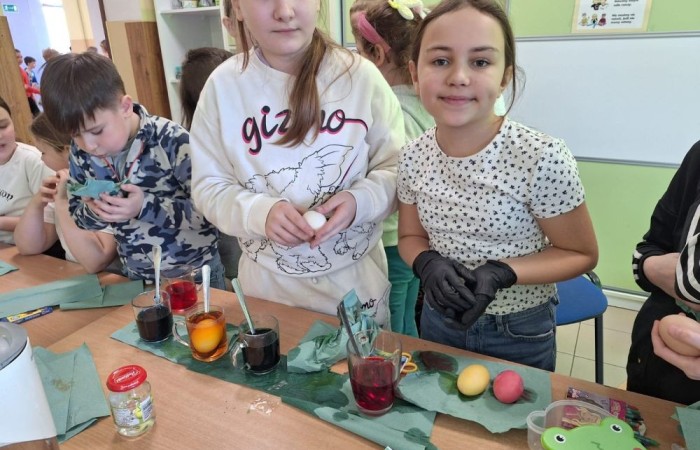 Za oknem już widać piękne słońce zwiastujące wiosnę, którą nasi uczniowie postanowili zaprosić do środka zakładając klasowe ogródki. Wysiana przez nas rzeżucha, miała uświetnić również Święta Wielkanocne. Przygotowując się do nich ciężko pracowaliśmy, tworząc piękne palmy, dekoracje, malując jajka, a nawet wykorzystując je do zabaw badawczych. Jak się spisaliśmy? Możecie zobaczyć na zdjęciach. 