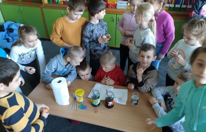 Za oknem już widać piękne słońce zwiastujące wiosnę, którą nasi uczniowie postanowili zaprosić do środka zakładając klasowe ogródki. Wysiana przez nas rzeżucha, miała uświetnić również Święta Wielkanocne. Przygotowując się do nich ciężko pracowaliśmy, tworząc piękne palmy, dekoracje, malując jajka, a nawet wykorzystując je do zabaw badawczych. Jak się spisaliśmy? Możecie zobaczyć na zdjęciach. 