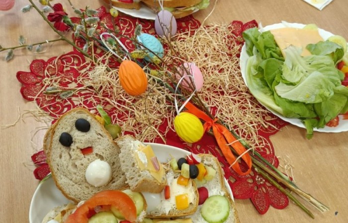 Za oknem już widać piękne słońce zwiastujące wiosnę, którą nasi uczniowie postanowili zaprosić do środka zakładając klasowe ogródki. Wysiana przez nas rzeżucha, miała uświetnić również Święta Wielkanocne. Przygotowując się do nich ciężko pracowaliśmy, tworząc piękne palmy, dekoracje, malując jajka, a nawet wykorzystując je do zabaw badawczych. Jak się spisaliśmy? Możecie zobaczyć na zdjęciach. 